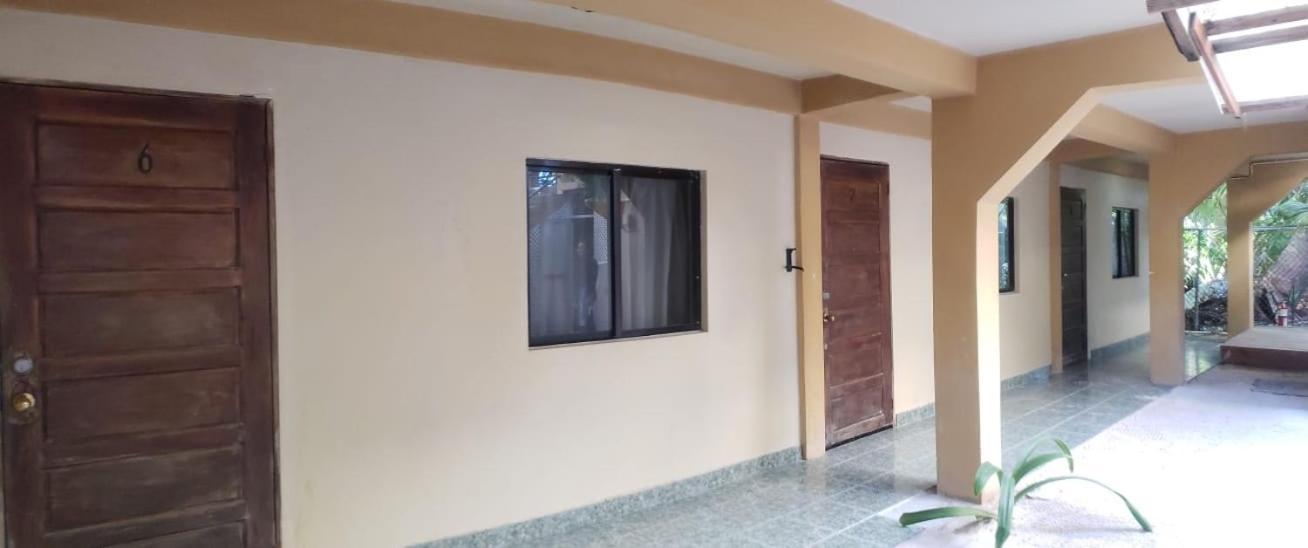 Beach Club Budget Rooms At Popeyes Caye Caulker Exteriér fotografie