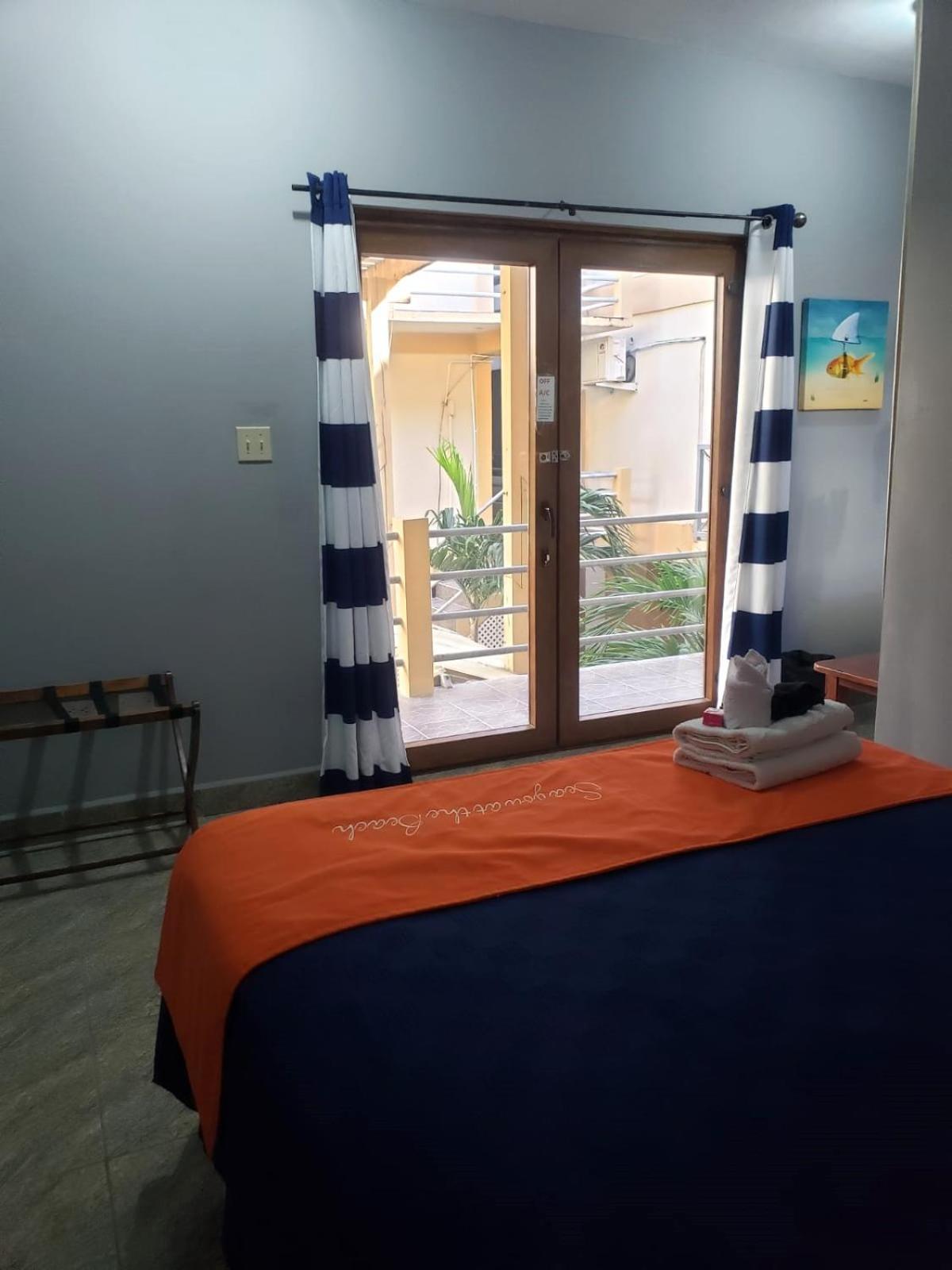 Beach Club Budget Rooms At Popeyes Caye Caulker Exteriér fotografie