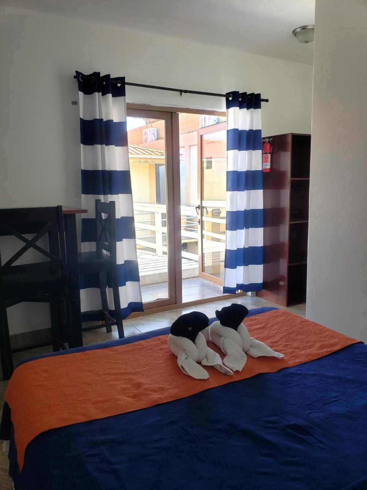 Beach Club Budget Rooms At Popeyes Caye Caulker Exteriér fotografie